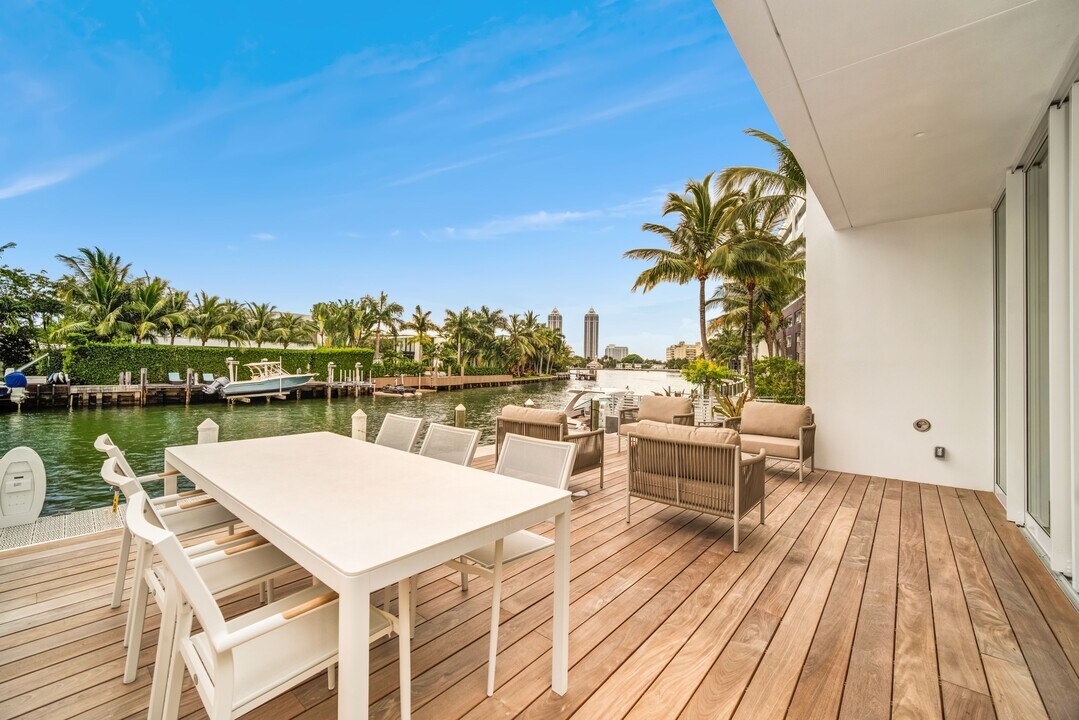 1011 W 48th St in Miami Beach, FL - Building Photo