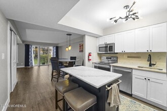 83 Greenwood Dr in Freehold, NJ - Building Photo - Building Photo