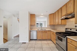 8105 Pennington Dr in Laurel, MD - Building Photo