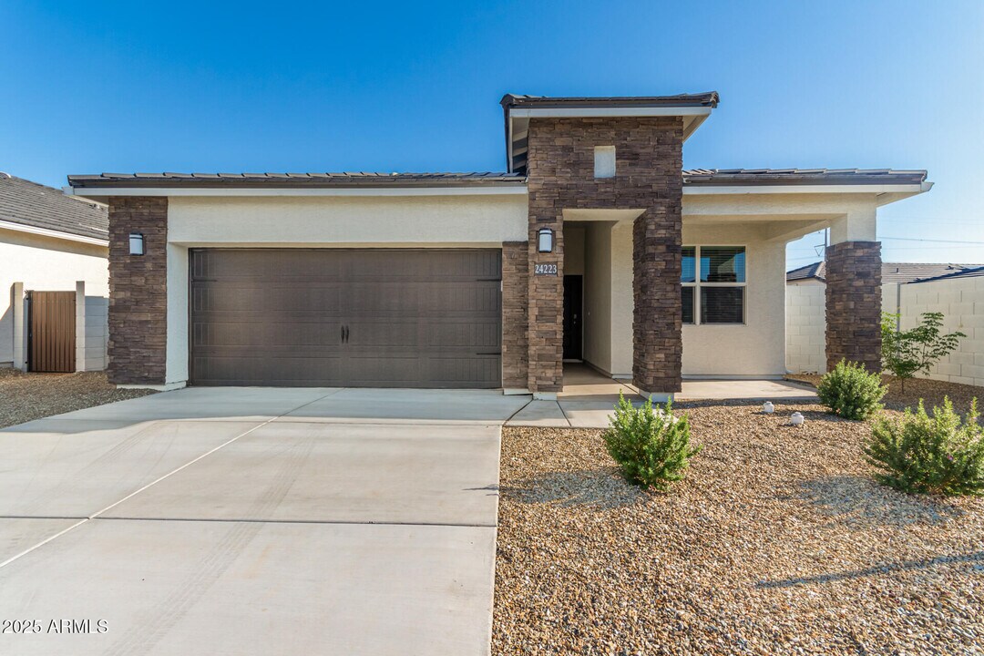 24223 W Ripple Rd in Buckeye, AZ - Foto de edificio