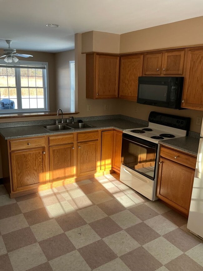 517 Trafton Rd in Oakland, ME - Building Photo - Building Photo