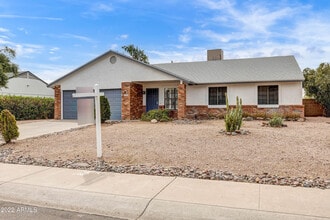 16250 N 64th Pl in Scottsdale, AZ - Foto de edificio - Building Photo
