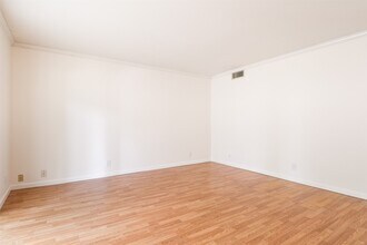 6332 Chevy Chase Dr in Houston, TX - Building Photo - Building Photo