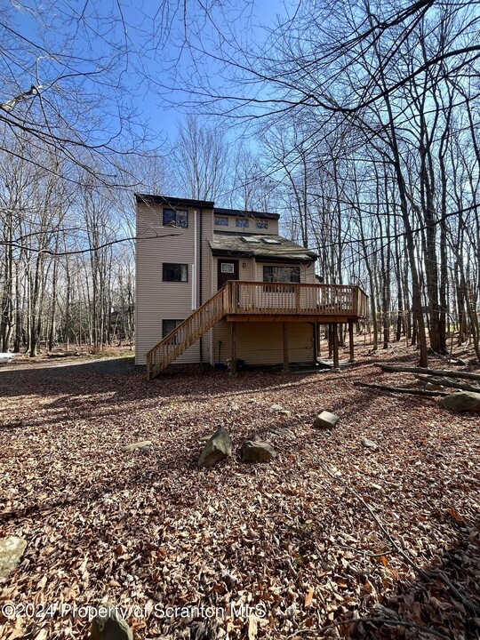 8 Louis Ln in Gouldsboro, PA - Foto de edificio