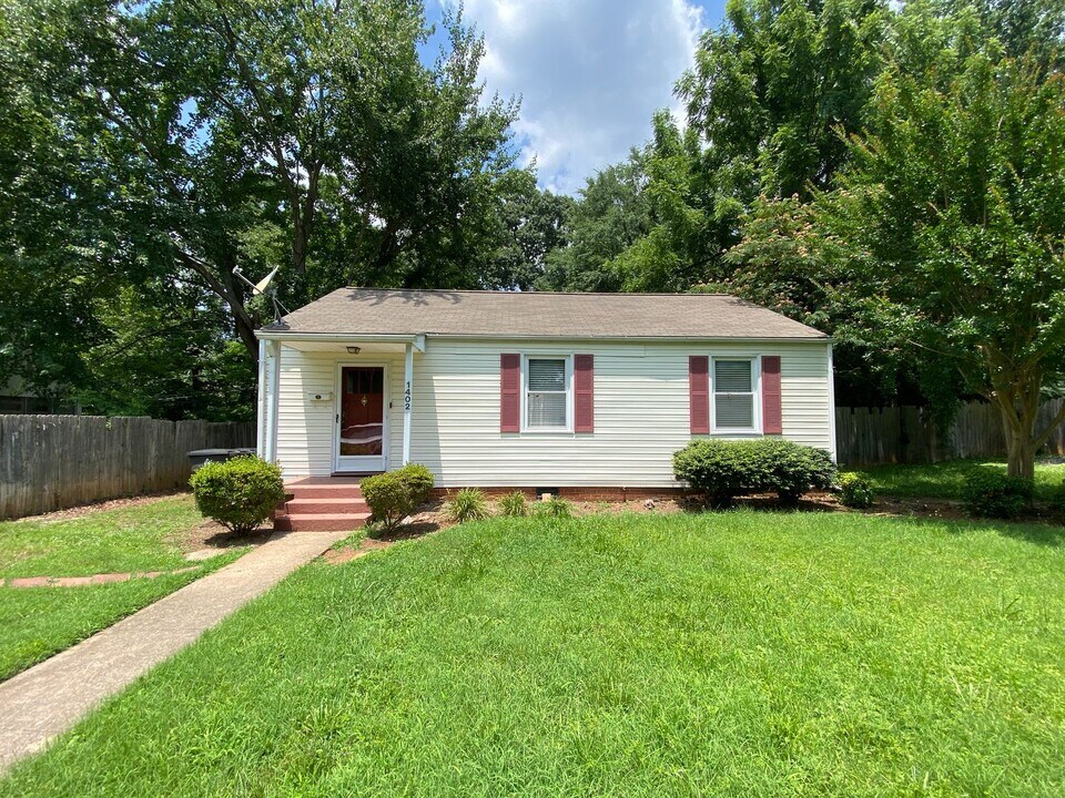 1402 Chelsea St in Winston-Salem, NC - Building Photo