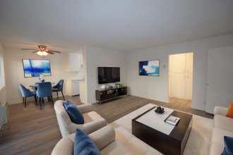 6115 Whitsett Ave, Unit 109 in Los Angeles, CA - Foto de edificio - Building Photo