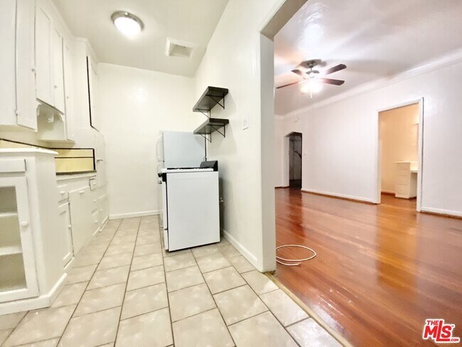 608 S Dunsmuir Ave in Los Angeles, CA - Building Photo - Building Photo