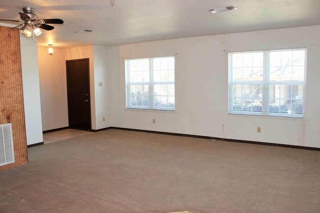 718 S Chappell Hill St in Brenham, TX - Building Photo - Building Photo
