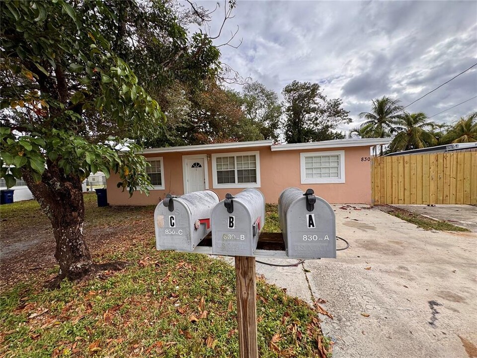 830 SW 6th St, Unit B in Hallandale Beach, FL - Foto de edificio