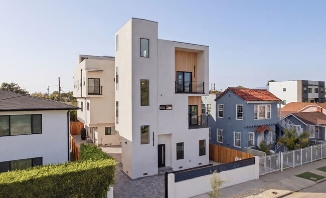 2835 S Redondo Blvd, Unit A in Los Angeles, CA - Building Photo - Building Photo