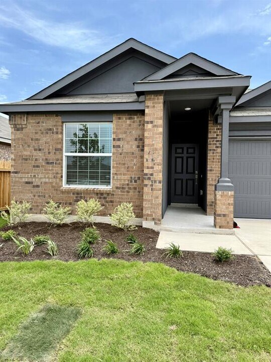 106 Camargue Dr in Hutto, TX - Building Photo