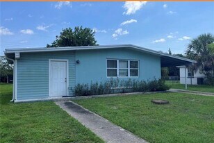 21499 Glendale Ave in Port Charlotte, FL - Building Photo
