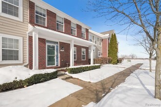 255 Alhambra St, Unit Two Bedroom - Triple Occupancy in Pontiac, MI - Building Photo - Building Photo