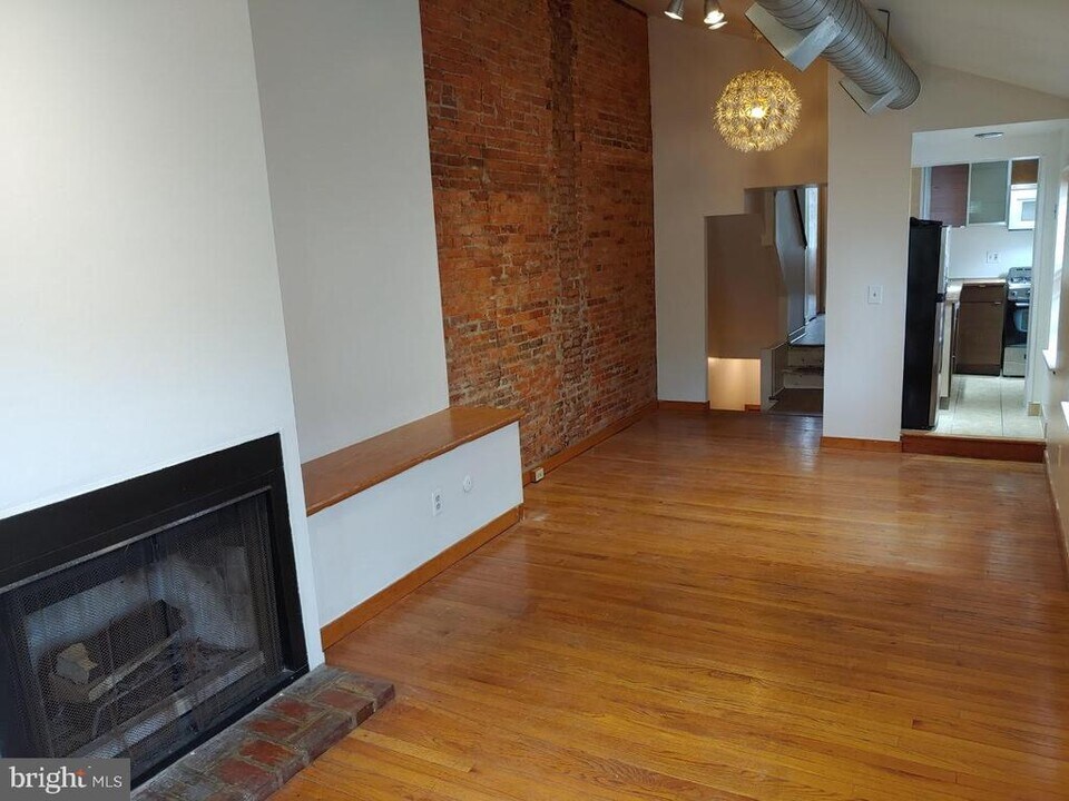 426 Dickinson St in Philadelphia, PA - Building Photo