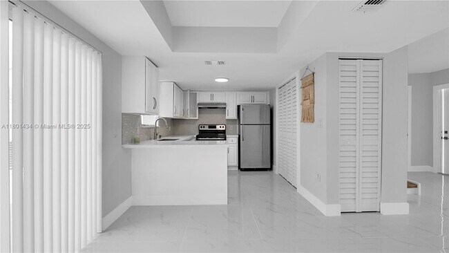 2412 W 54th Pl in Hialeah, FL - Building Photo - Building Photo