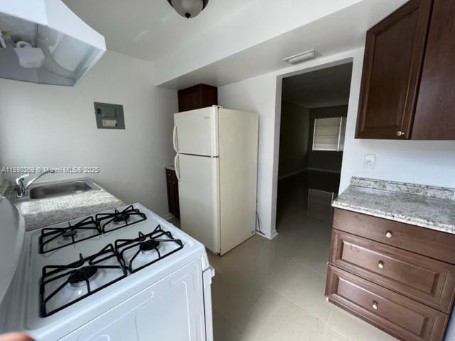 946 Laurel Dr in Lake Park, FL - Building Photo
