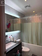 117 McMahon Dr in Toronto, ON - Building Photo - Building Photo