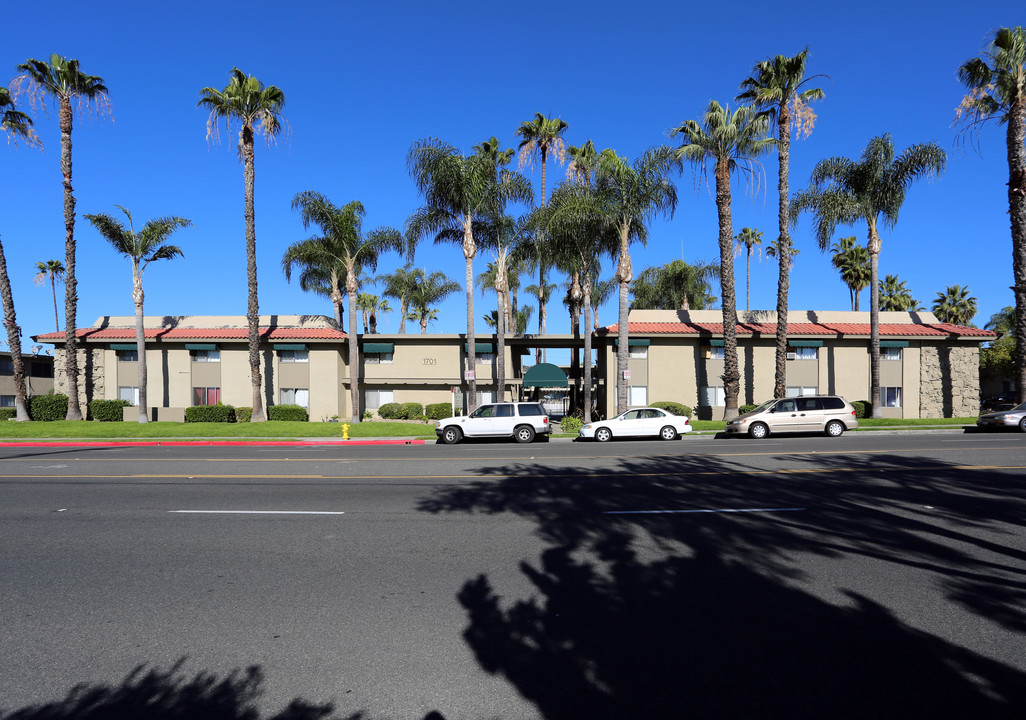 Palm West Apartments in La Habra, CA - Foto de edificio