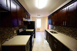 2 Spruce St in Great Neck, NY - Building Photo - Building Photo