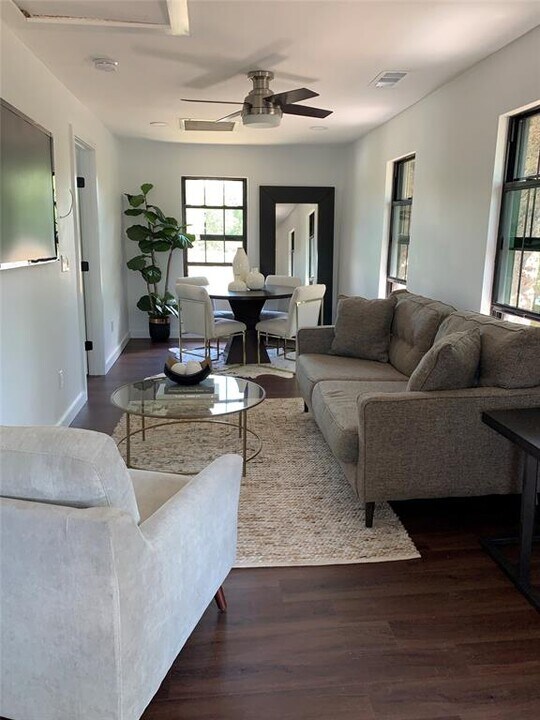 100 County Rd 279 in Liberty Hill, TX - Building Photo