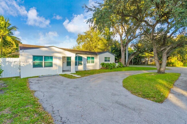 695 NE 160th St in Miami, FL - Building Photo - Building Photo