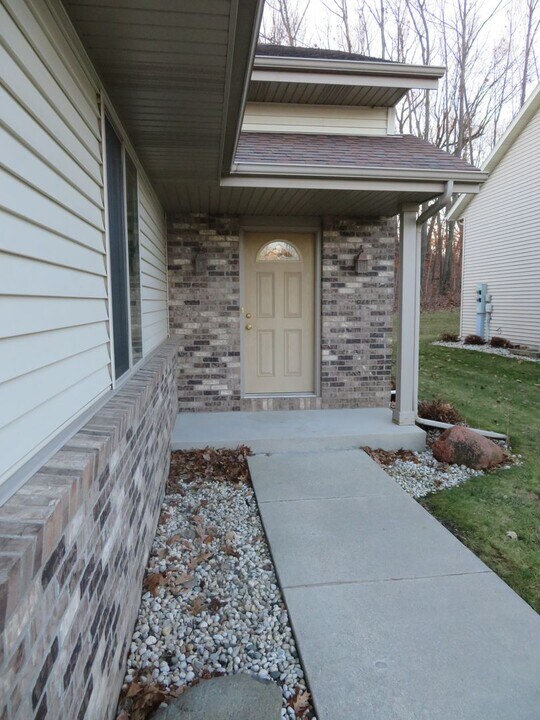 121-125 Nordic Way in Slinger, WI - Building Photo