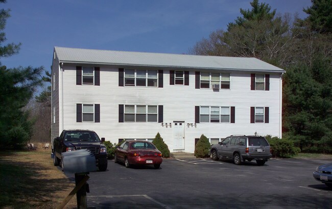 21 Hill St in Norton, MA - Foto de edificio - Building Photo