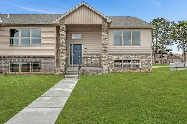 8201 Regent Dr in Lincoln, NE - Foto de edificio - Building Photo