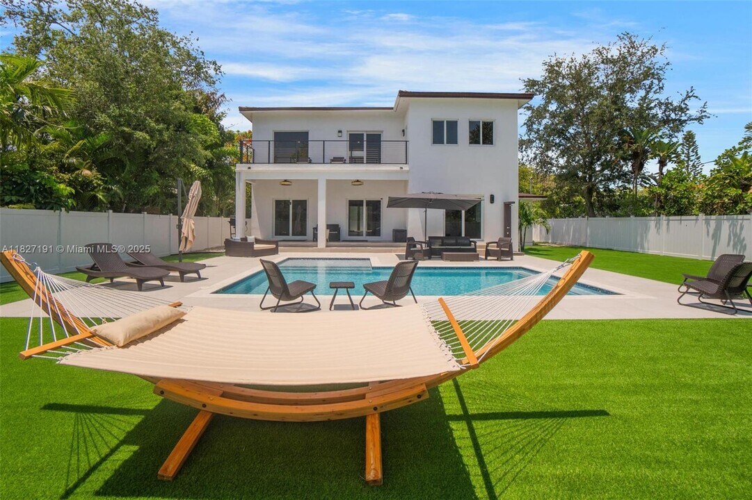 924 NE 109th St in Biscayne Park, FL - Building Photo