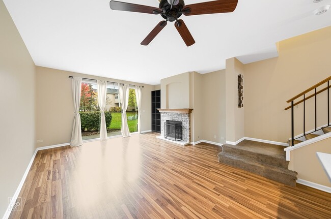 384 Maidstone Ct in Schaumburg, IL - Foto de edificio - Building Photo