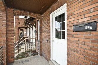 1037 N 6th St, Unit 1037 in Clairton, PA - Foto de edificio - Building Photo