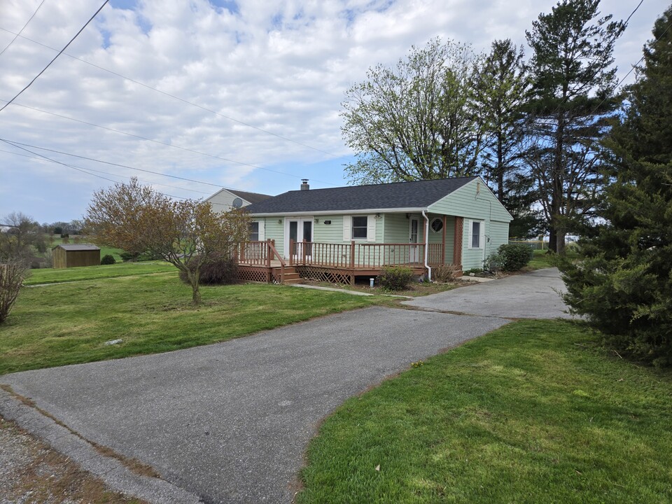 1857 Westside Ln in Spring Grove, PA - Building Photo