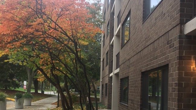 Breton Village Green Senior in Grand Rapids, MI - Foto de edificio - Building Photo