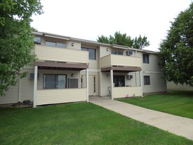 2106 Valleyhigh Dr NW, Unit 108 in Rochester, MN - Building Photo