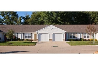 Redwood Olmsted Township in Olmsted Twp, OH - Foto de edificio - Building Photo