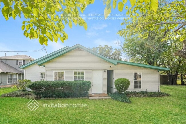 905 E Crockett St in Ennis, TX - Building Photo - Building Photo