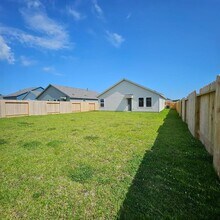 25415 Birch St in Cleveland, TX - Building Photo - Building Photo