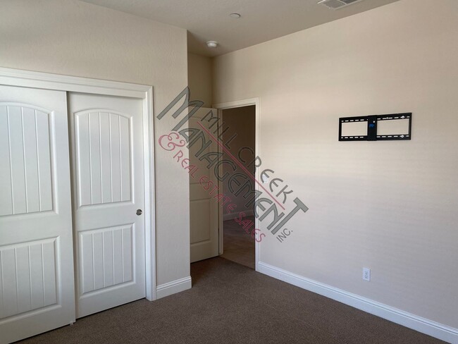 2427 N Shady St in Visalia, CA - Building Photo - Building Photo