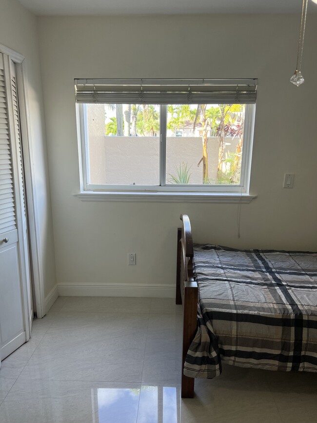 15280 SW 160th St, Unit Room for rent in Miami, FL - Building Photo - Building Photo