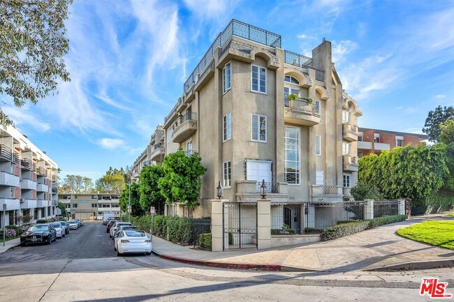 11740 Sunset Blvd in Los Angeles, CA - Building Photo - Building Photo