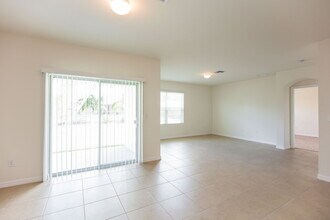 4413 SW 15th Ave in Cape Coral, FL - Foto de edificio - Building Photo