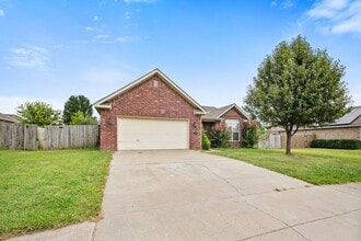 702 Grant Ave in Prairie Grove, AR - Building Photo - Building Photo