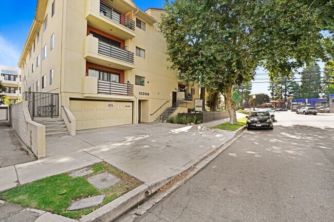 12009 Hoffman St in Studio City, CA - Building Photo - Building Photo