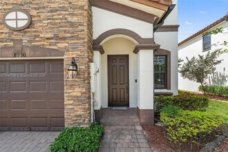 8990 NW 183rd St in Hialeah, FL - Building Photo - Building Photo