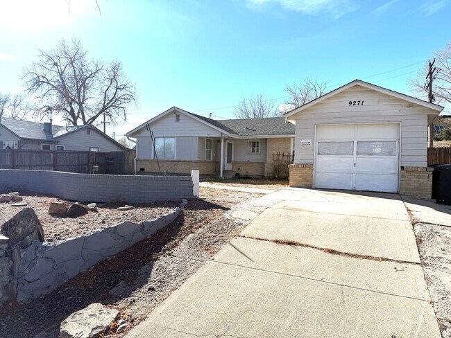 9271 Hoffman Way in Thornton, CO - Foto de edificio - Building Photo