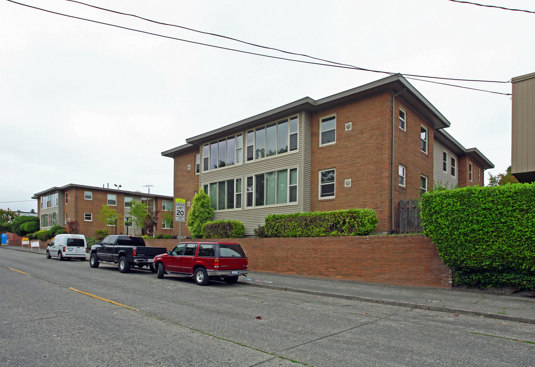 Magnolia Court Apartments in Seattle, WA - Building Photo