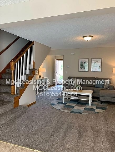 1641 SW Highland Dr in Lee's Summit, MO - Foto de edificio - Building Photo