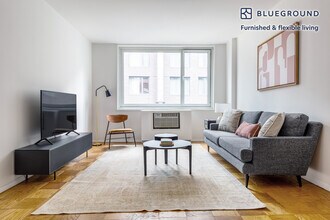230 W 55th St in New York, NY - Building Photo - Building Photo
