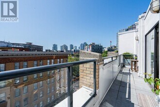 27 Alexander St in Vancouver, BC - Building Photo - Building Photo