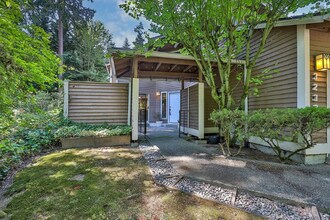 3233 168th Pl SE in Bellevue, WA - Foto de edificio - Building Photo